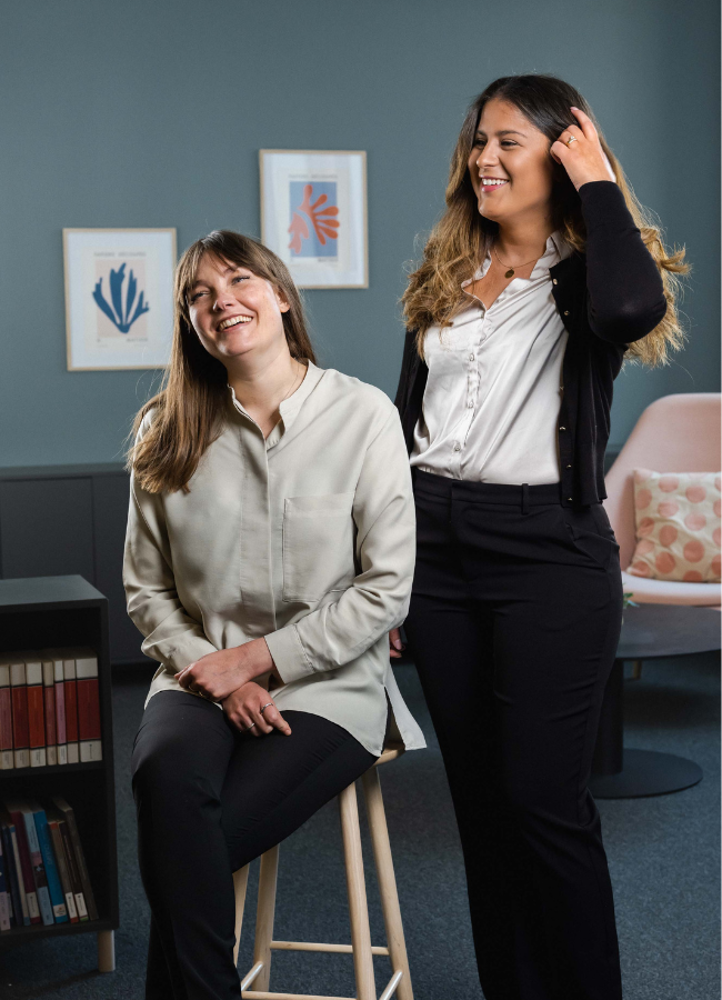 Två kvinnor som skrattar tillsammans