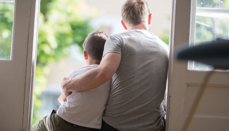 En pappa som håller om sin son