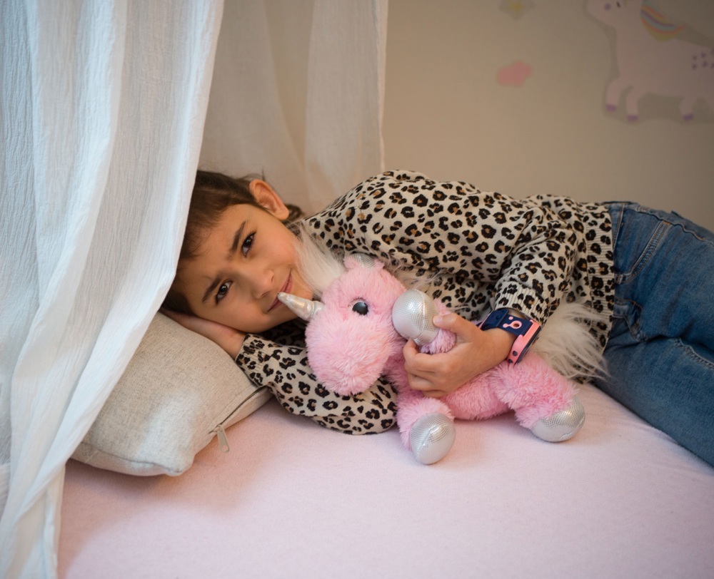 Ett barn som håller i sitt gosedjur